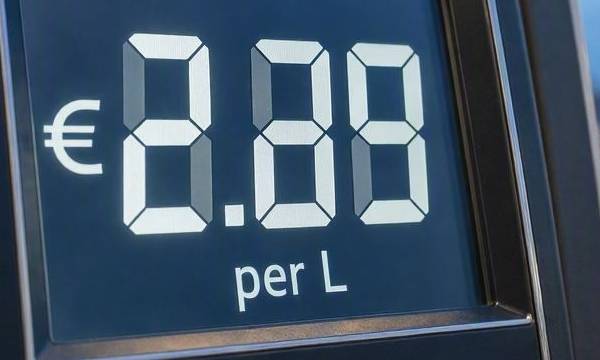 Benzina e diesel oltre i due euro: il caro carburante soffoca imprese e trasporti
