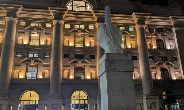 Mercato azionario italiano: FTSE MIB stabile, ma le azioni difesa e utility sorprendono