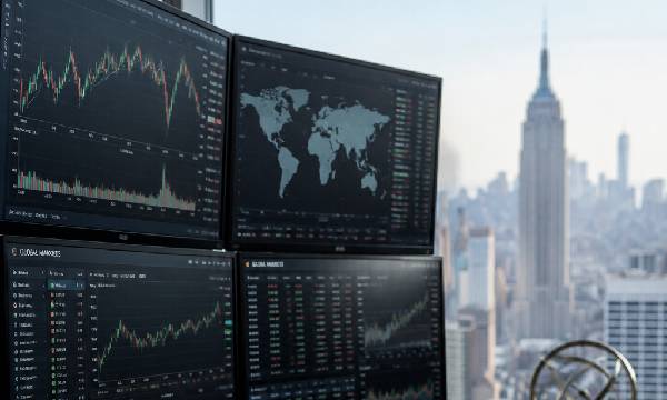 Tensioni sui mercati finanziari globali: il petrolio scende mentre Londra trema per Keir Starmer