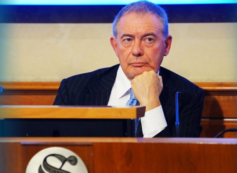 Il Ministro Urso sfida l'UE: modifiche allo stop alle auto a benzina nel 2035