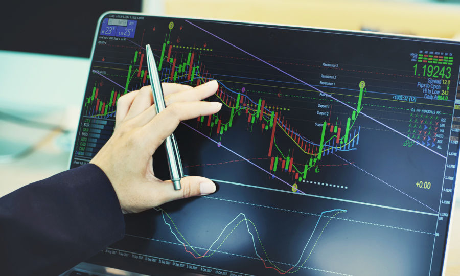 Record storico a Parigi e balzo degli utili per Poste Italiane: le mosse che cambiano i mercati