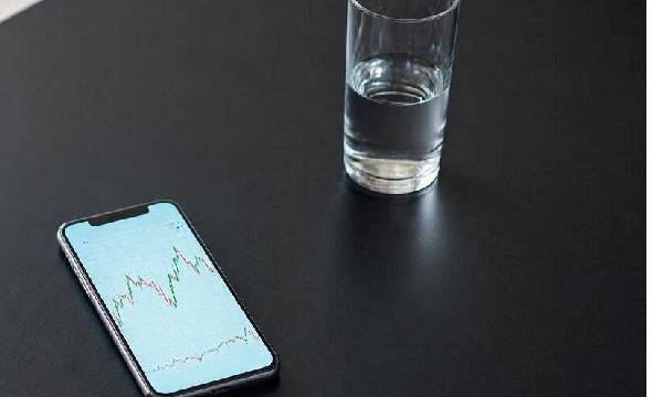 Il silenzio di Kevin Walsh e la minaccia del petrolio: cosa cambia per i mercati globali