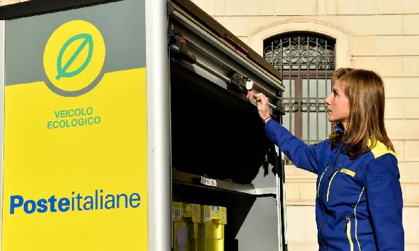 Poste Italiane accelera sulla logistica eCommerce: consegnati 179 milioni di pacchi nel primo semestre
