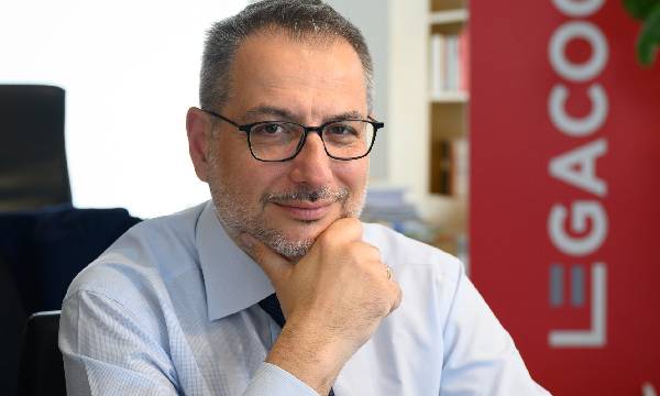 Il paradosso del mercato del lavoro italiano: l'81% è soddisfatto ma l'ombra della AI spaventa i dipendenti