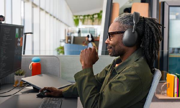 Logitech svela Zone Vibe Pro e trasforma le cuffie business per smart working in un accessorio di design