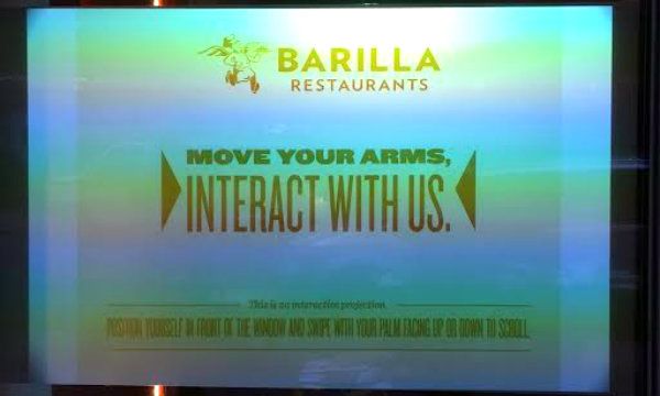 Il ristorante Barilla di Manhattan fa leggere le recensioni social dalla vetrina interattiva